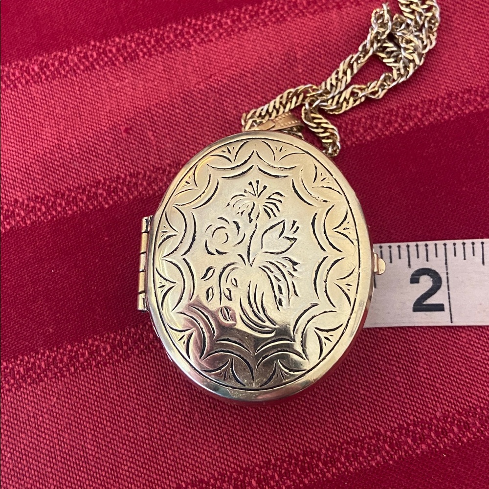 Vintage Gold Tone Pendant Locket & Chain Necklace - Picture 8 of 10